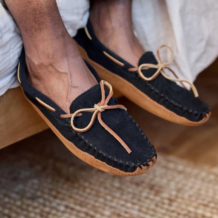 Minnetonka Moccasins 779 -Men's Softsole Fleece Moccasin - Black Suede