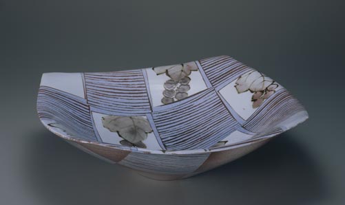 鉄絵銅彩葡萄文鉢 - 国立工芸館