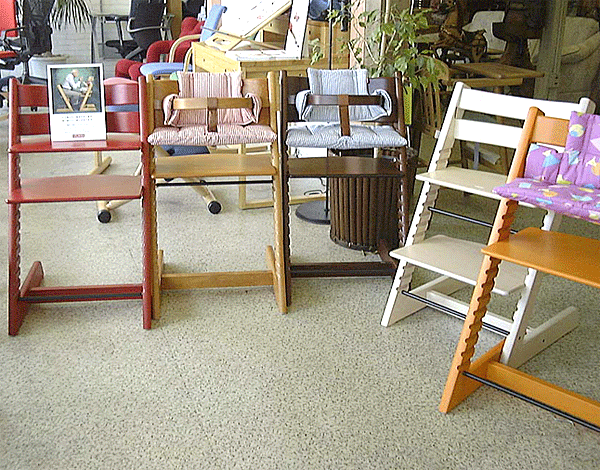 トリップトラップチェアの店内展示撮影画像。格安でお届けします