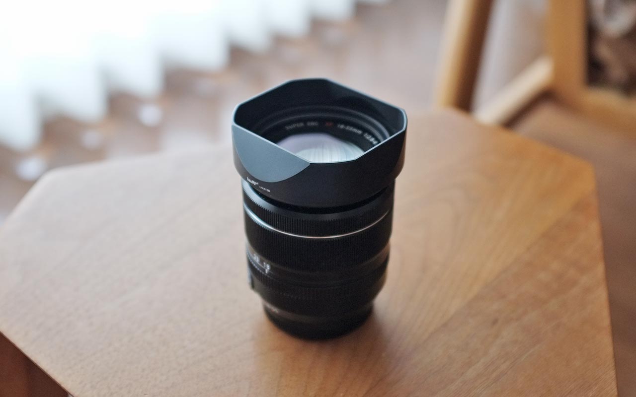 XF18-55mm F2.8-4」の花形レンズフードがダサいから、僕はこれに