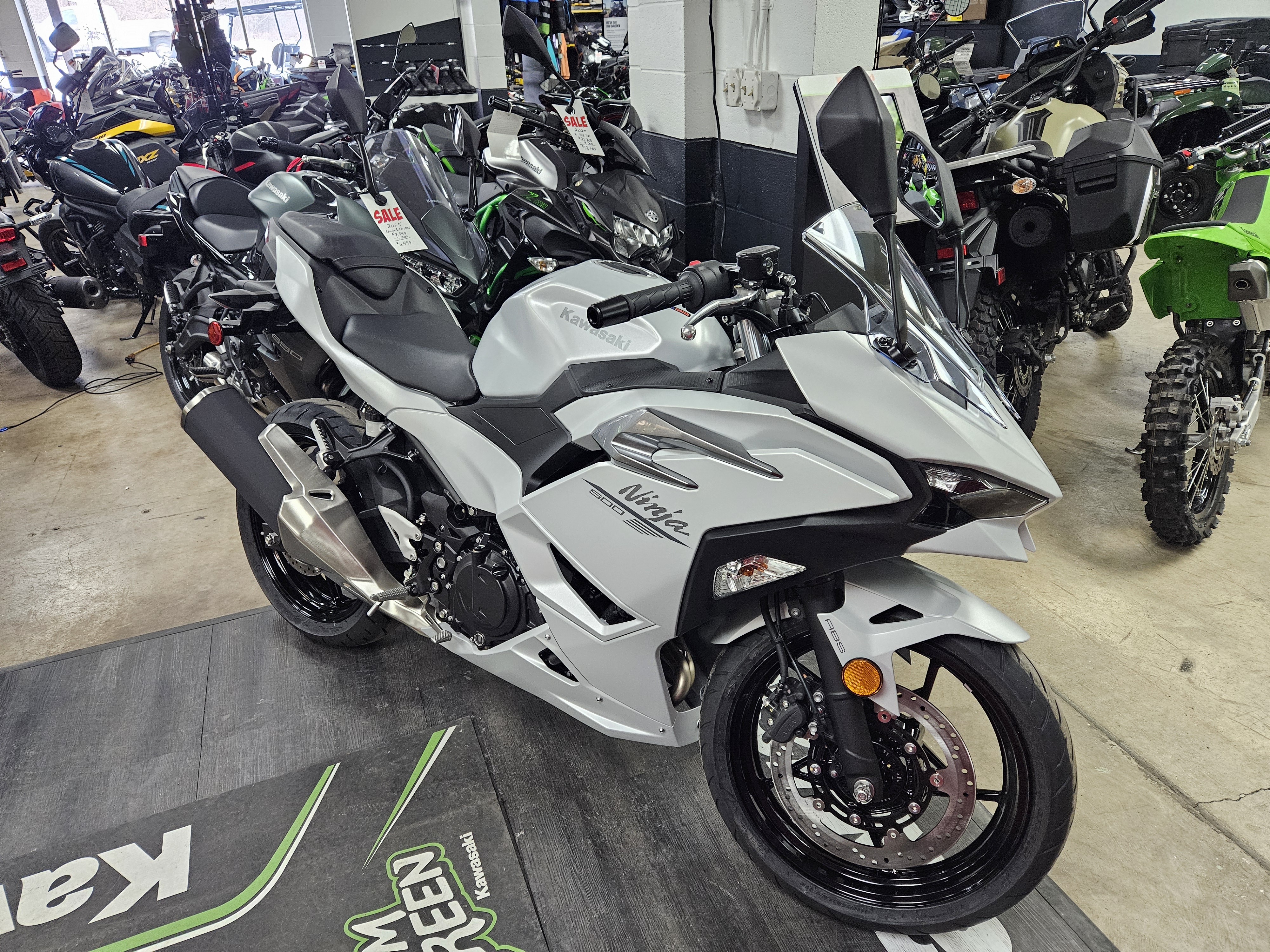 2025-Kawasaki-NINJA-500-ABS-Metallic-Matte-Whitish-Silver/Metallic