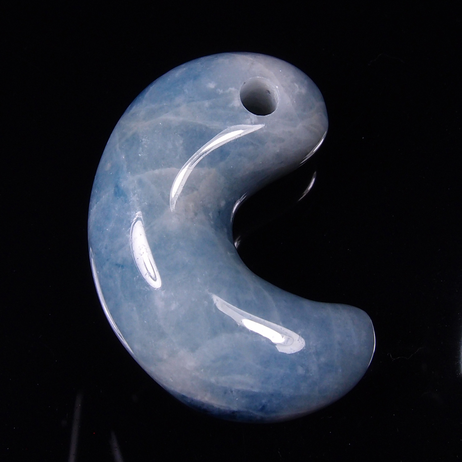 HS322 糸魚川入コン沢産青翡翠勾玉（まがたま） MoonMadness