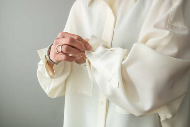 手首から立ち上る春｜「クレープシャツ」 - MADRIGAL（マドリガル）