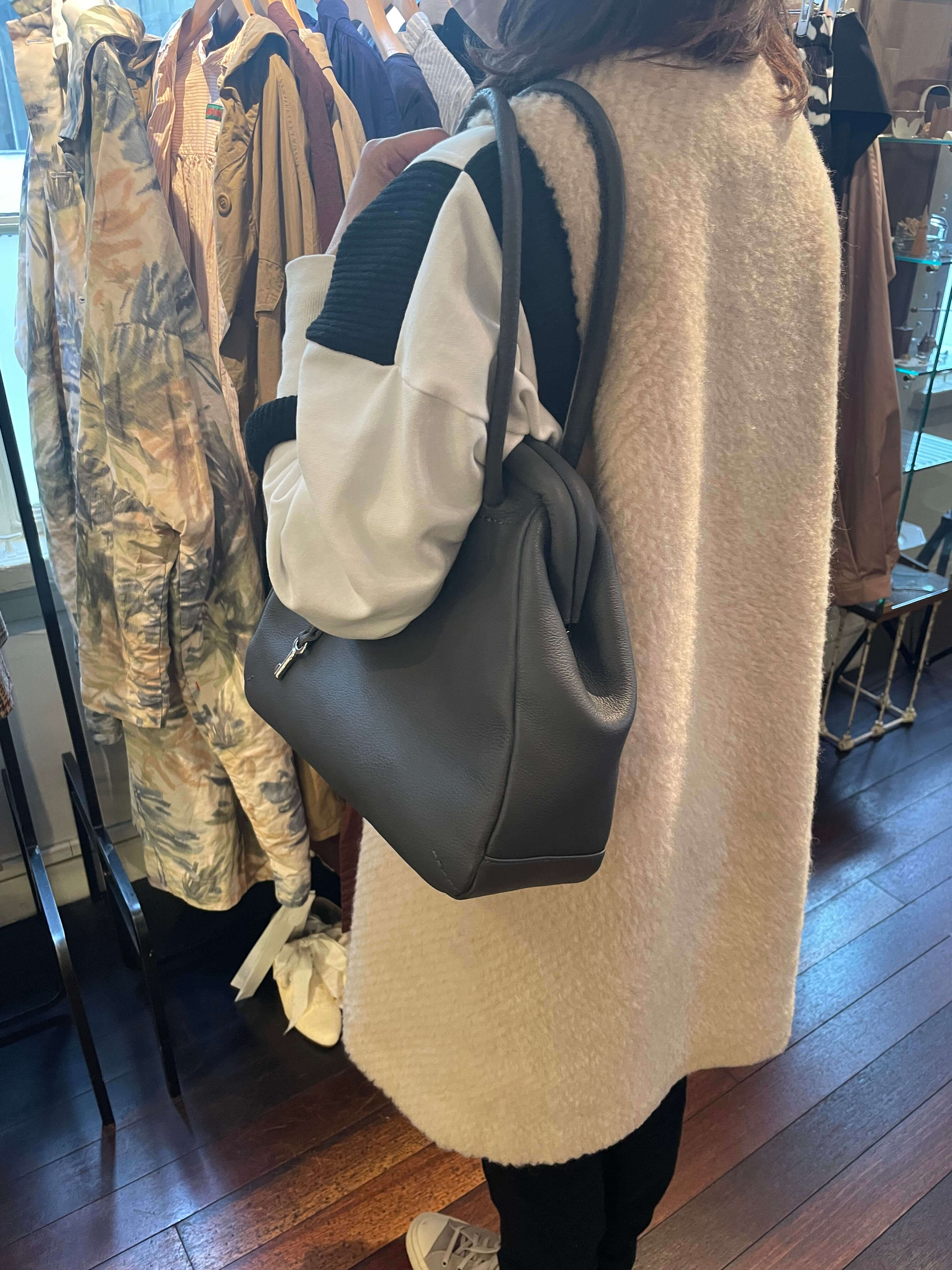 肩に掛けて、しっくり│しっくりバッグ - MADRIGAL（マドリガル）