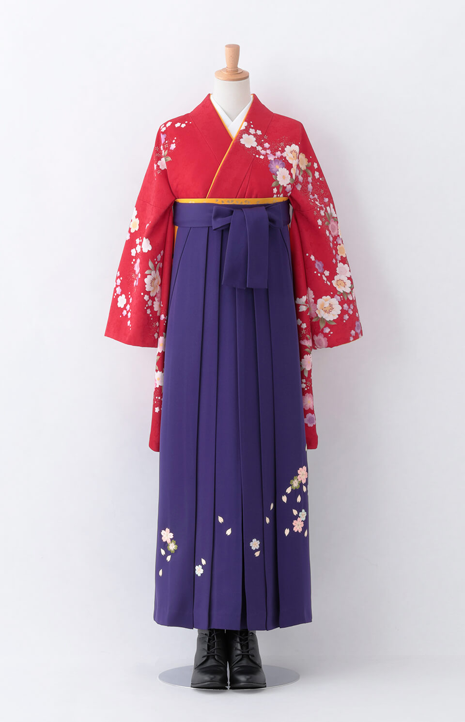 着物〉赤色 乱菊柄着物 〈袴〉紫 桜ちらし刺繡袴 【T153】｜卒業袴の