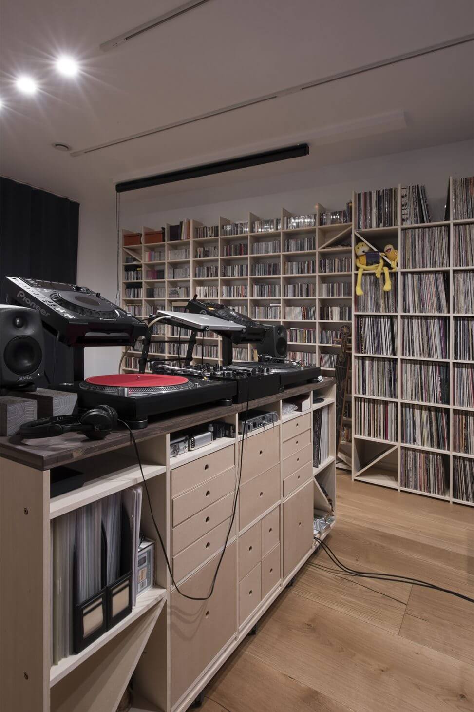 自宅にDJブースがある暮らしの実例をご紹介！おすすめのおしゃれな