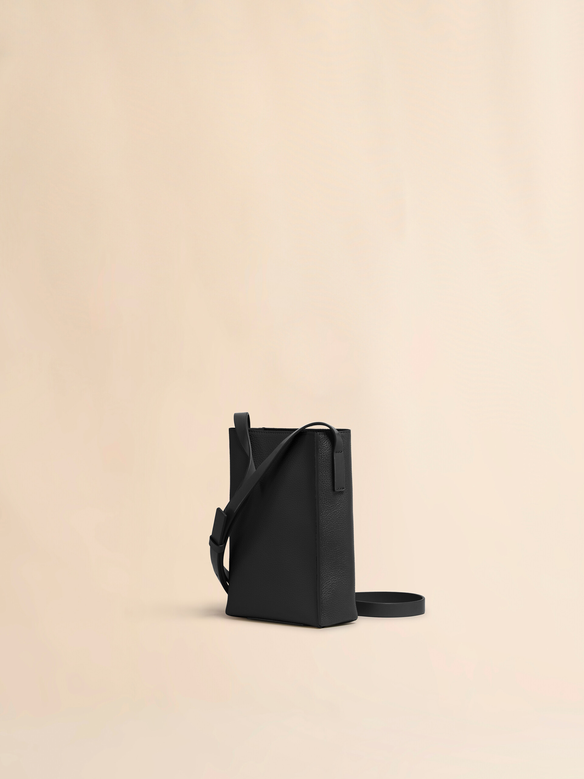 ブラック レザー製 Museo ナノバッグ、マルニシンボル刺繍入り | Marni