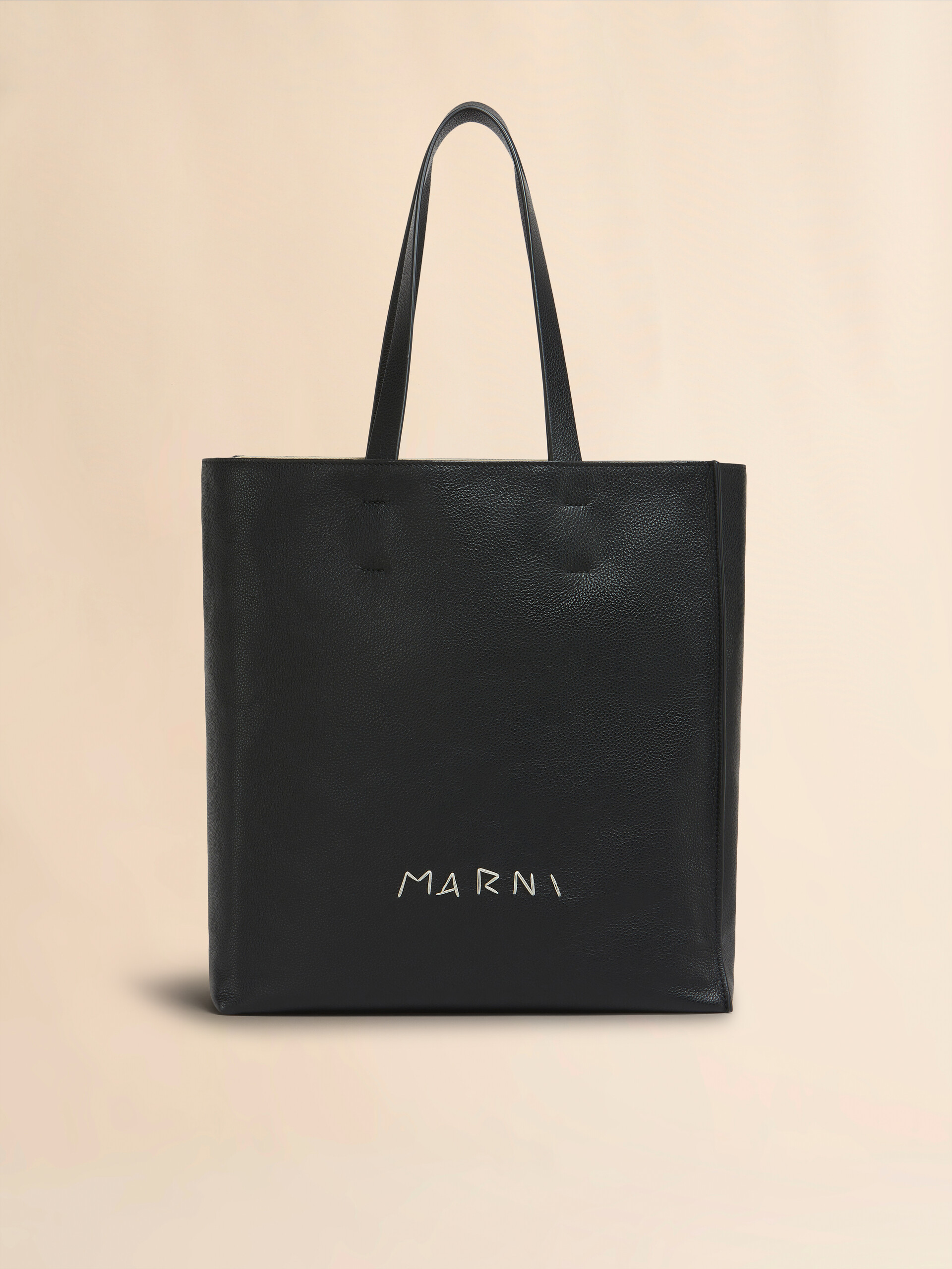 ブラック レザー製 Museo ラージソフトトートバッグ、マルニシンボル