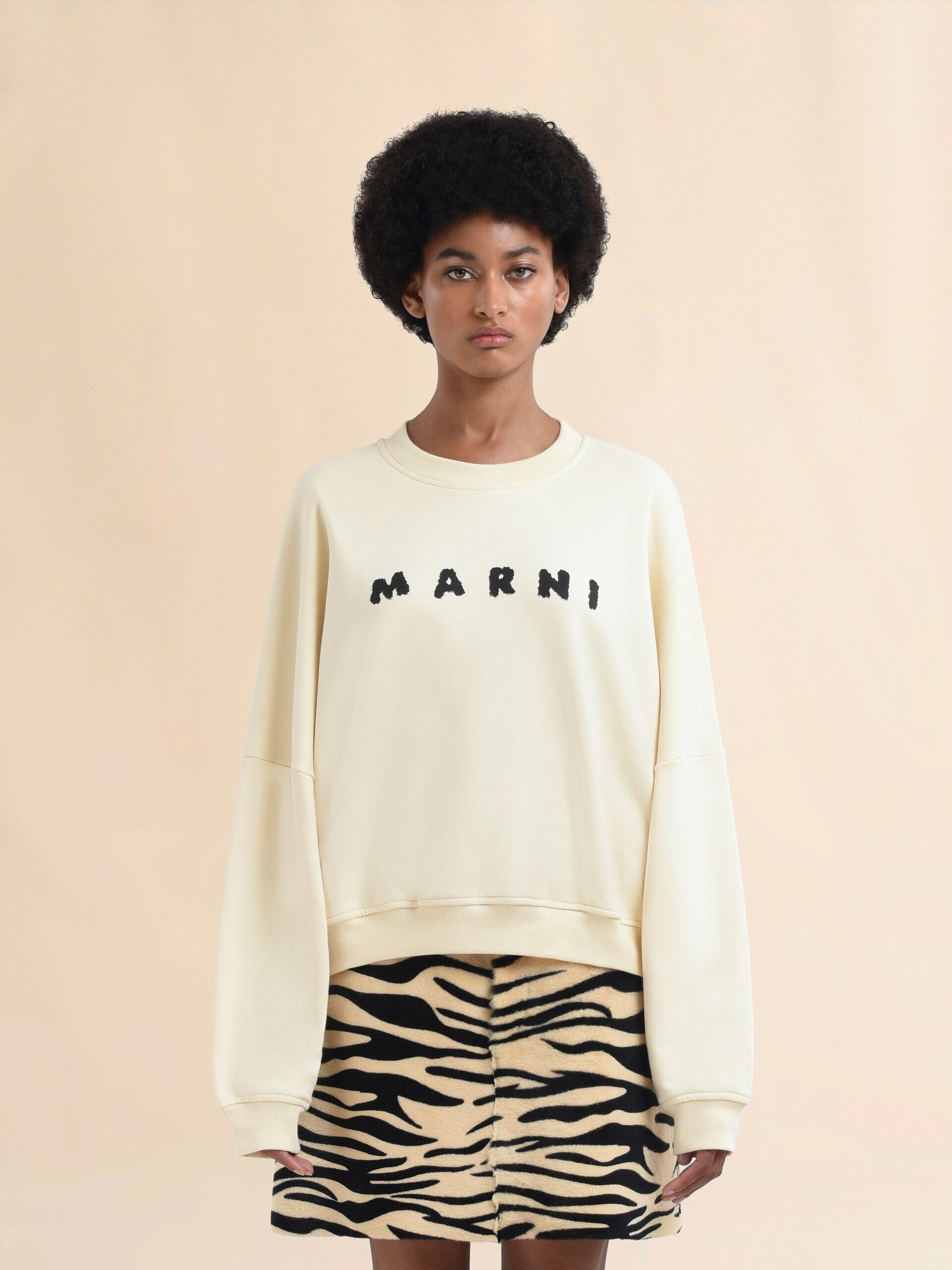 アイボリー コットンクルーネックTシャツ、マルニロゴプリント入り | Marni