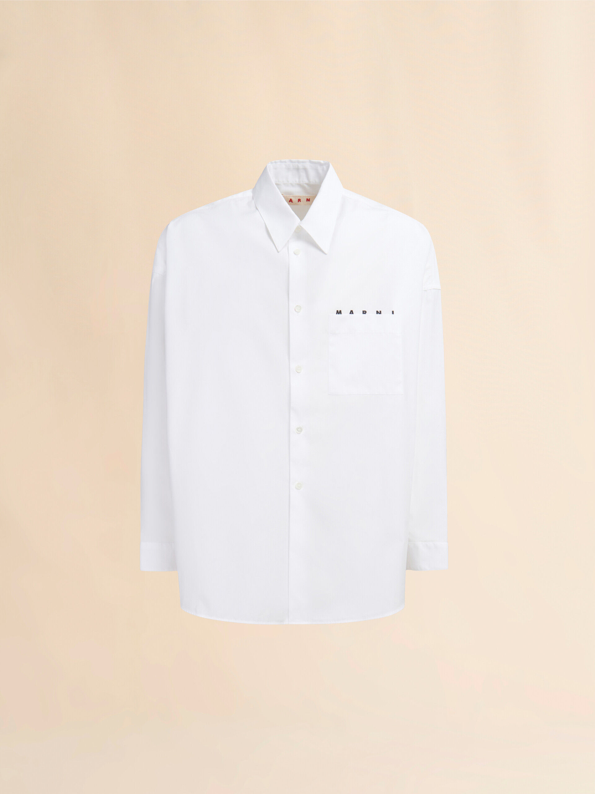 ホワイト オーガニックポプリン製シャツ、ちらりとのぞくマルニロゴ