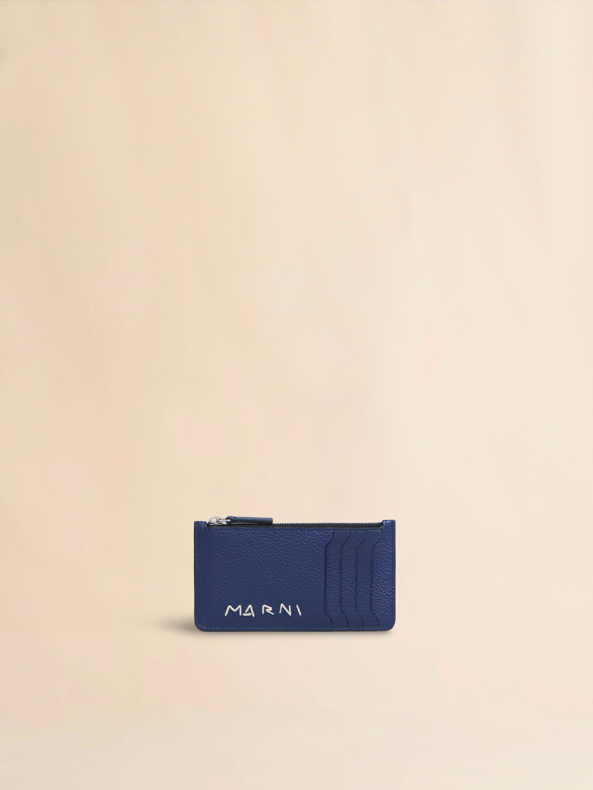 ブルー レザー製カードケース、マルニシンボル刺繍入り | Marni