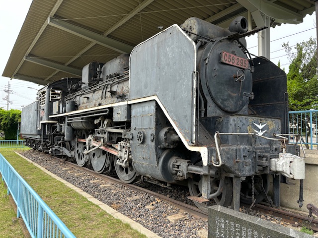 坂出市「御供所公園」閑静な公園で異彩を放つSL機関車 | まるごと・中