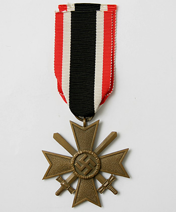 WWII ドイツ軍、剣付き第二級戦功鉄十字章（リボン付き）/実物・未