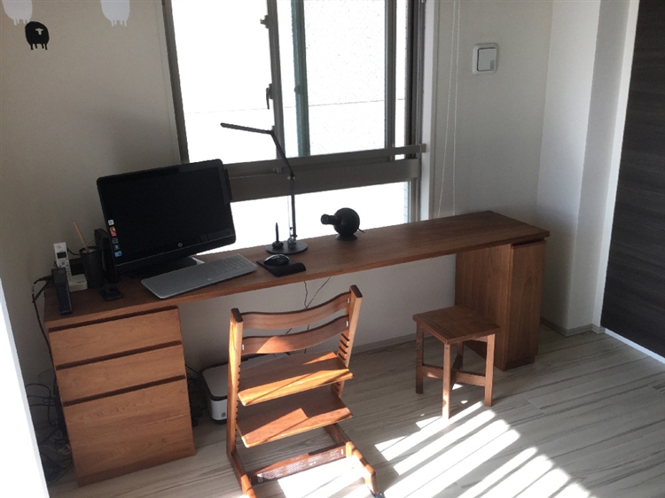 ウォールナットが美しいノートシステムデスクから、テレワークを一変