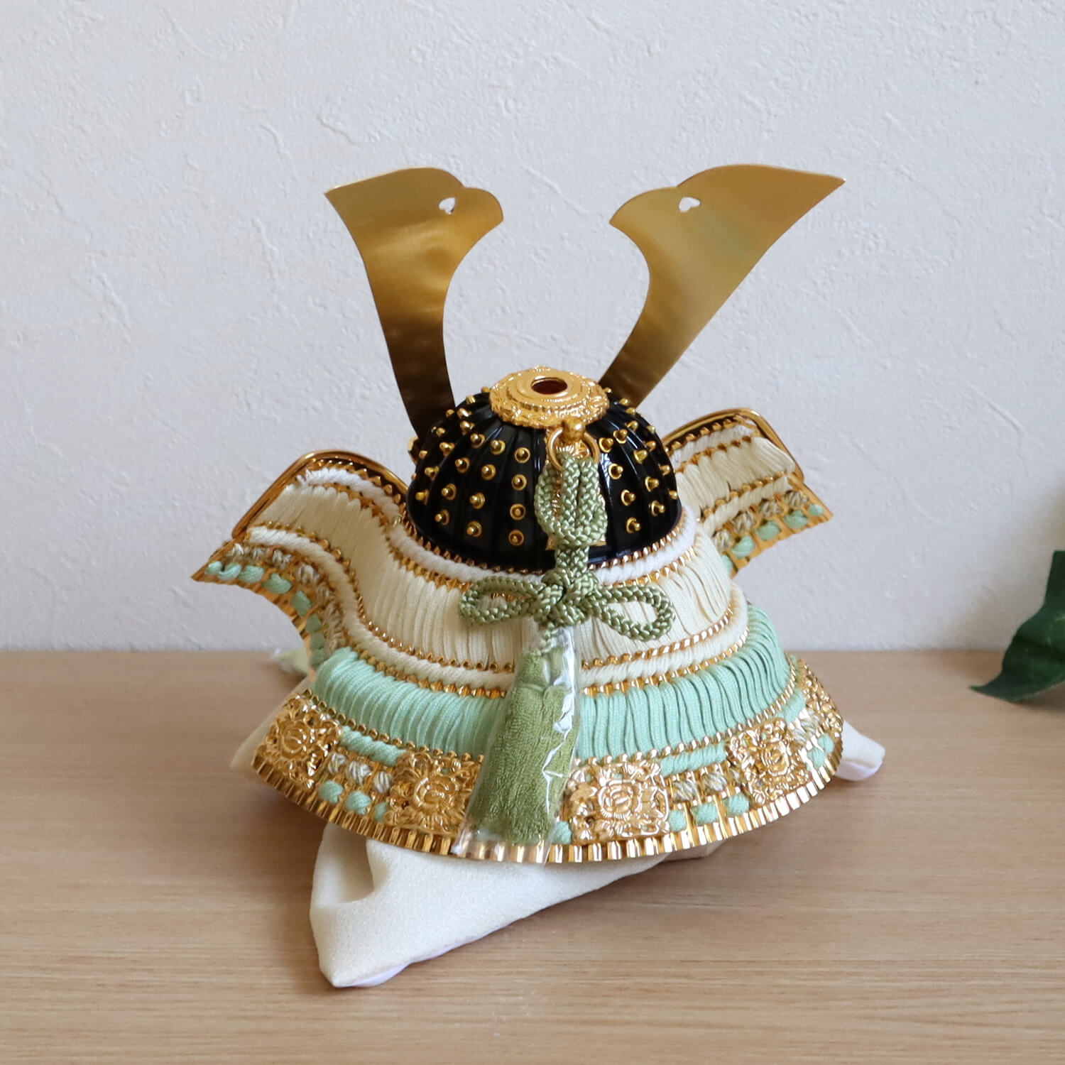 選べる2種類 伝統工芸士 誠山作 淡萌黄/淡黒水 兜 国産桐箱収納飾り 京