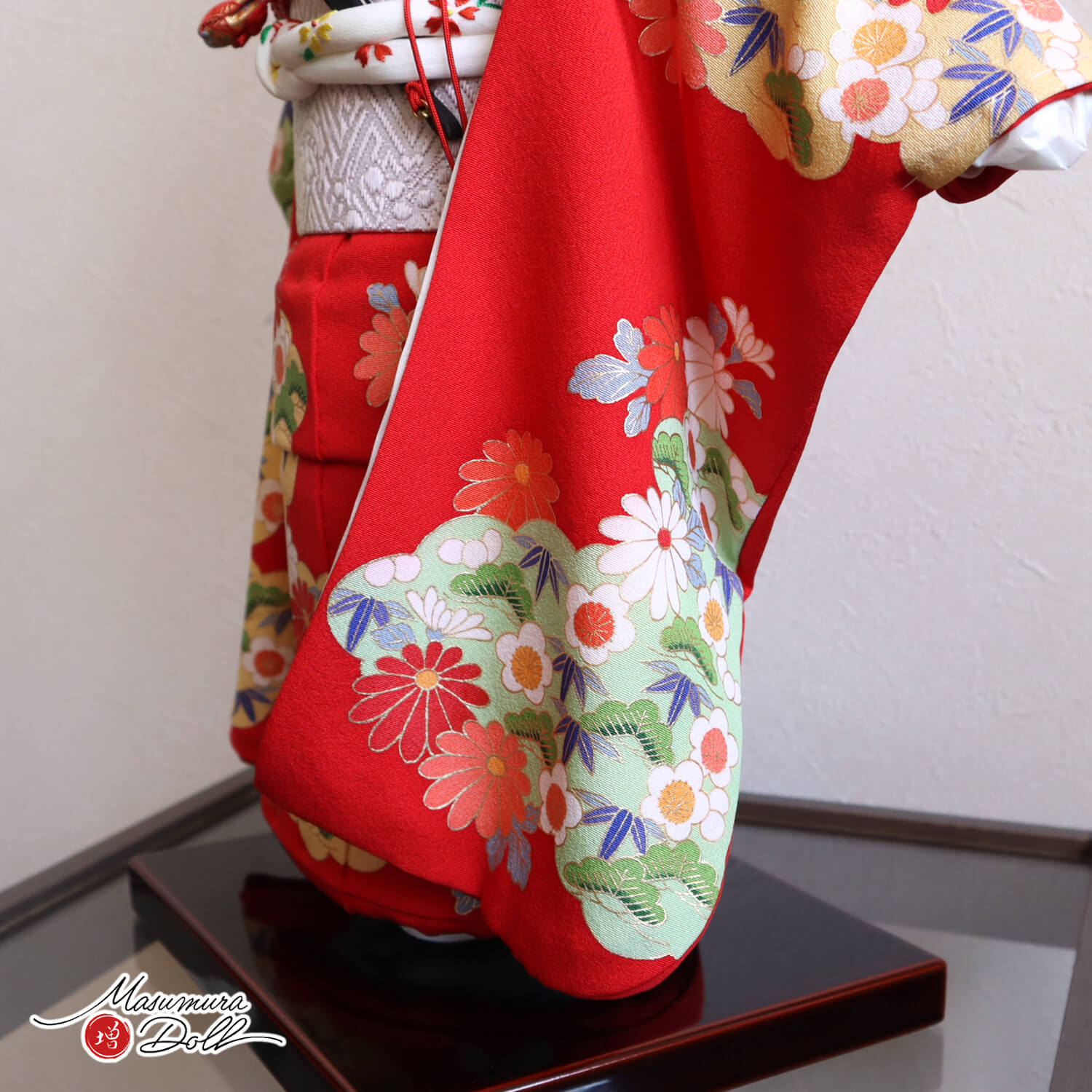 元賀章介作 12号(尺二)正絹 別染め 雲に花 赤色 手塗本漆台 市松人形