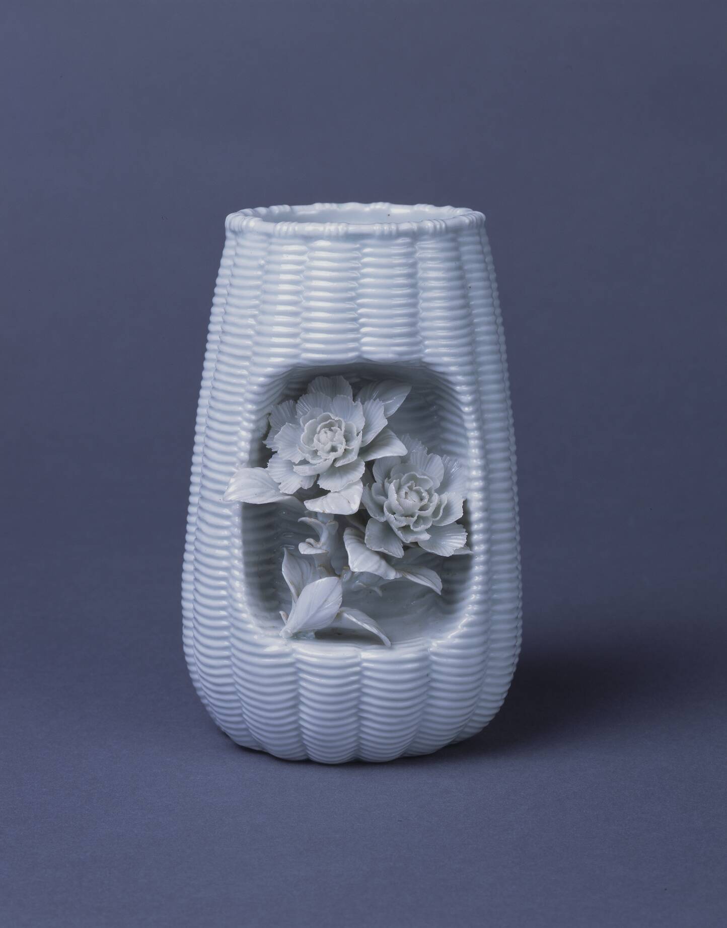 白磁籠目薔薇貼付壺（掛花入） – 兵庫陶芸美術館 収蔵品データベース