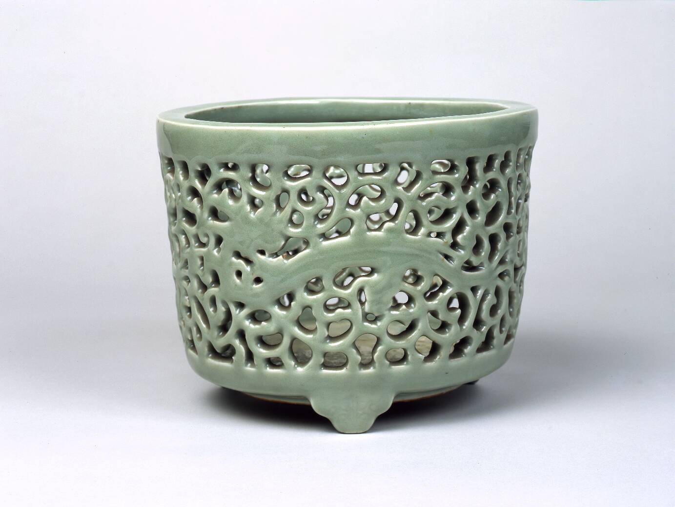 青磁龍唐草文透彫香炉 – 兵庫陶芸美術館 収蔵品データベース