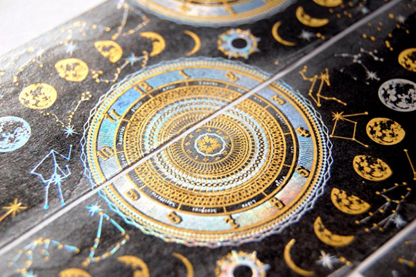 箔押し印刷工房のコスモテックが美しく輝く「月読時計」のマスキング