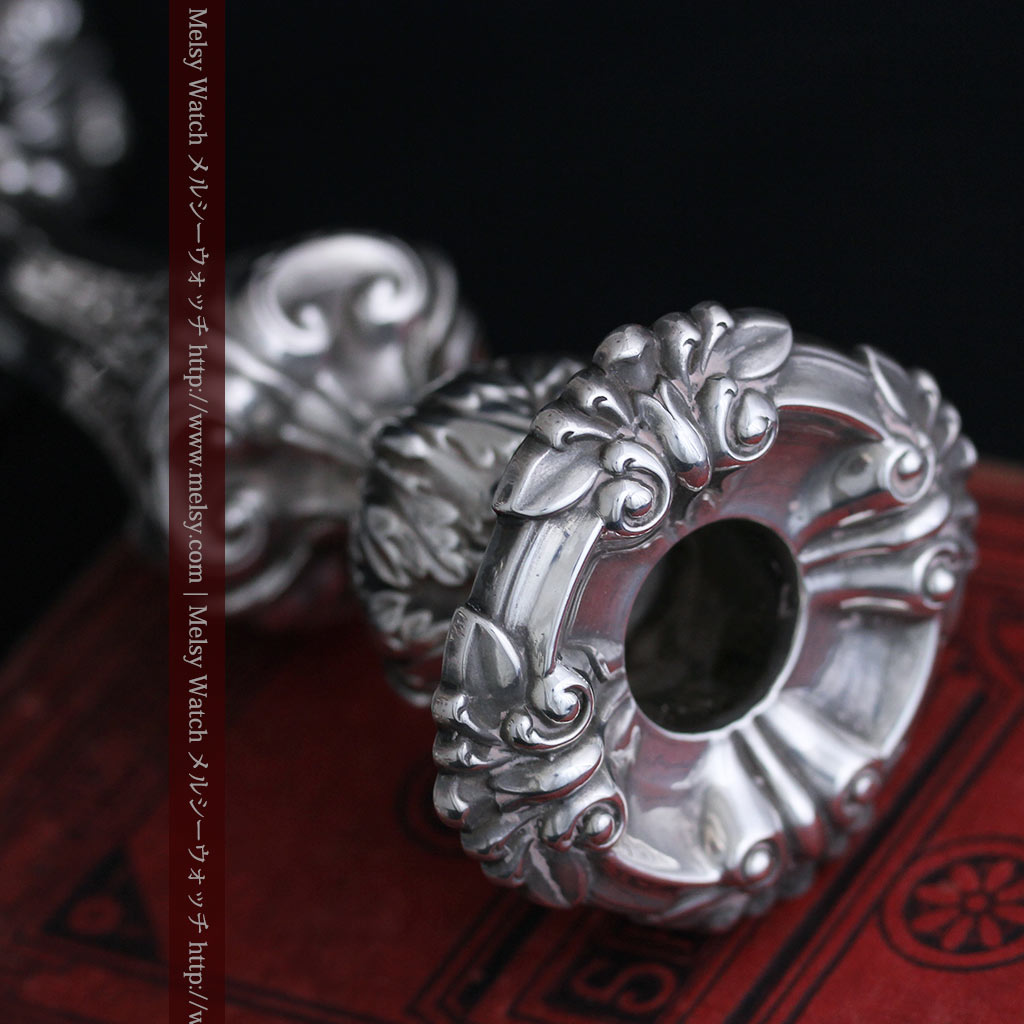 英国ビクトリア朝期の重厚な銀無垢アンティーク燭台1対2本【1900年頃】