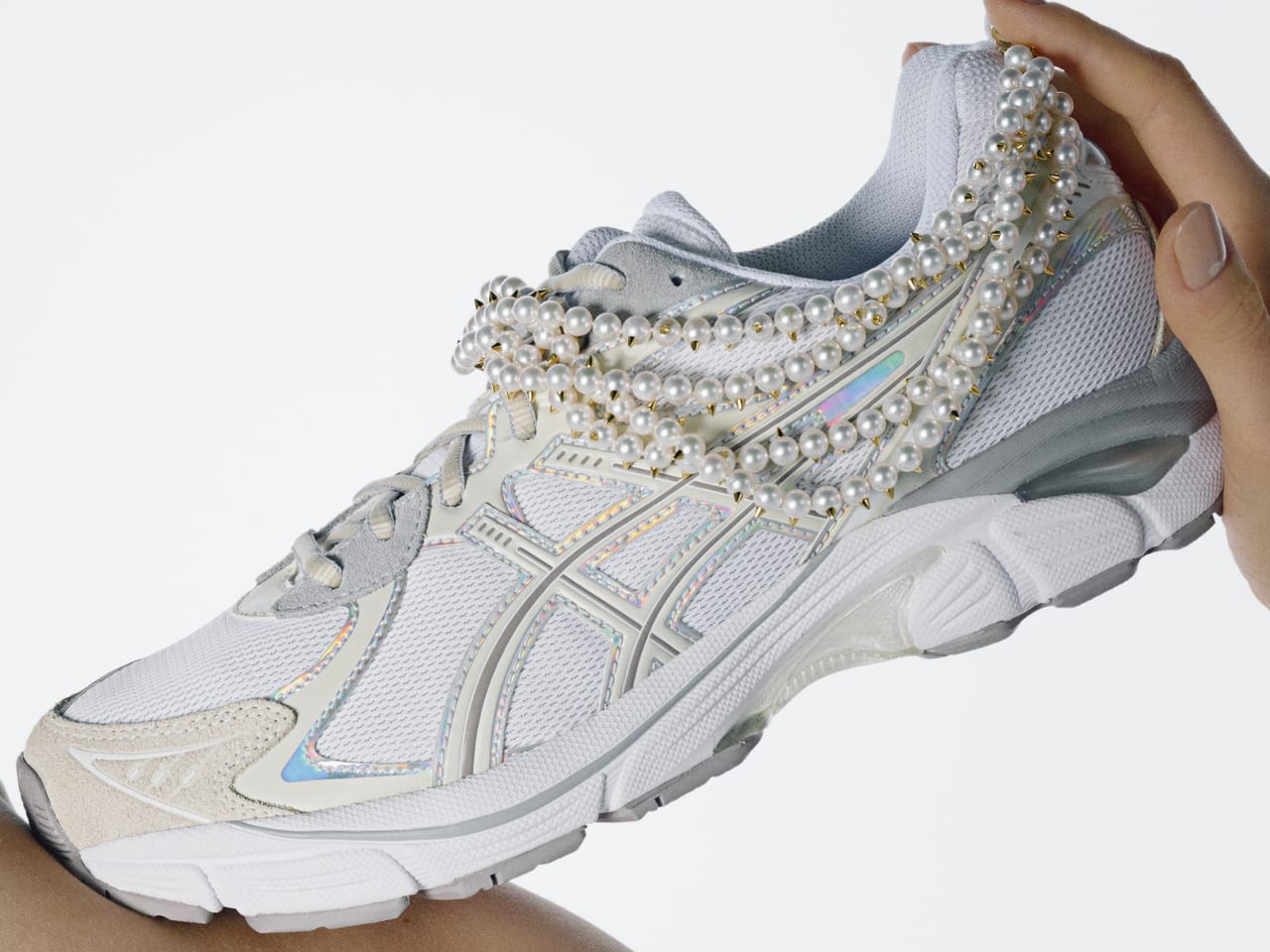 注目はアシックスのラグジュアリーなスニーカー！「TASAKI」が創業70