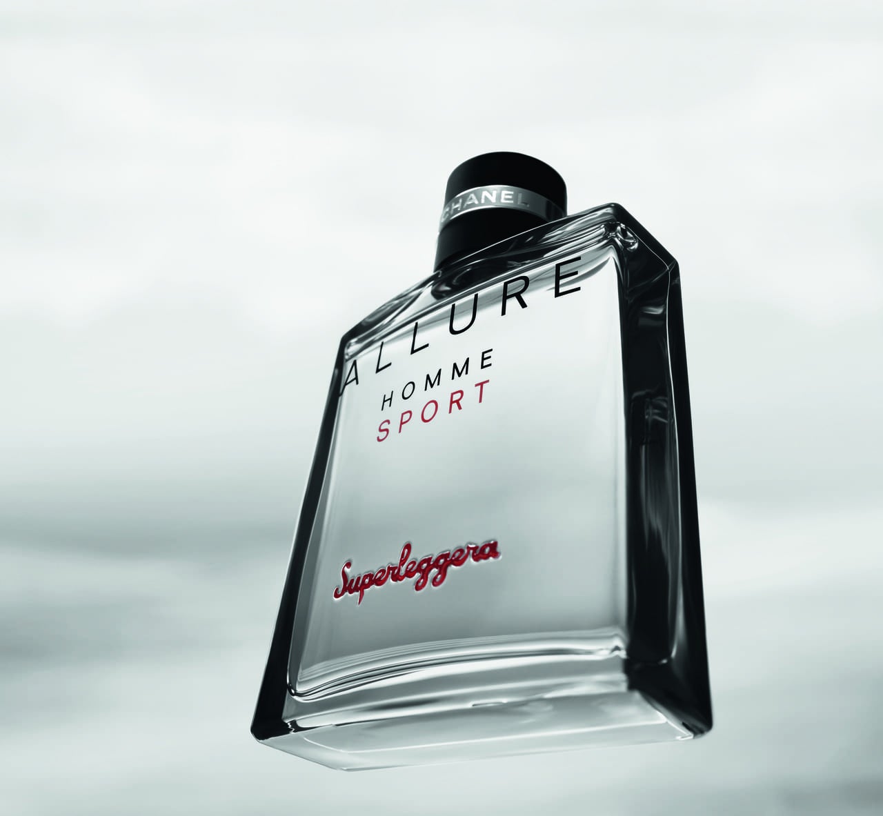 シャネルから新香水「アリュール オム スポーツ スーパーレッジェーラ