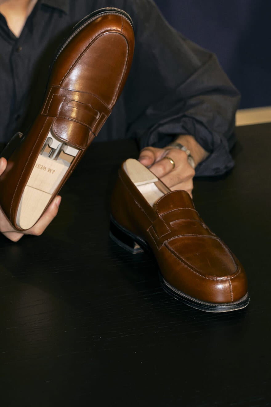 ジェイエムウエストン」は黒より茶靴！ 「コム デ ギャルソン」の“シビ