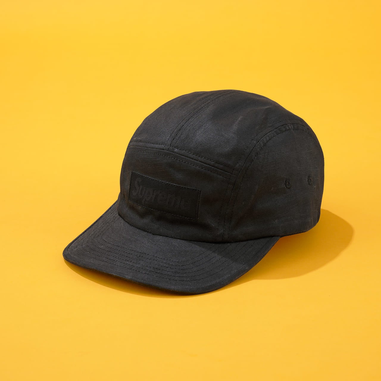 シュプリーム」と「メゾン マルジェラ」のコラボな黒キャップ