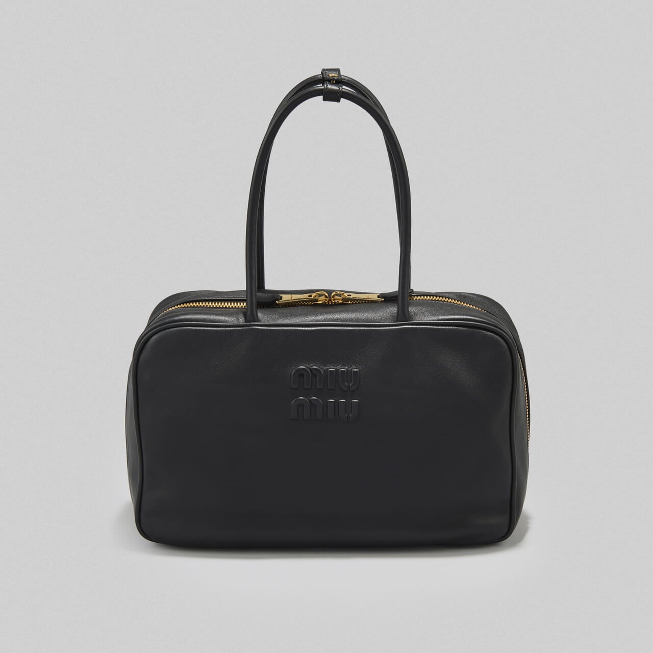 ミュウミュウ」で10月に買うべき名品“黒レザーバッグ”は大人なスクエア