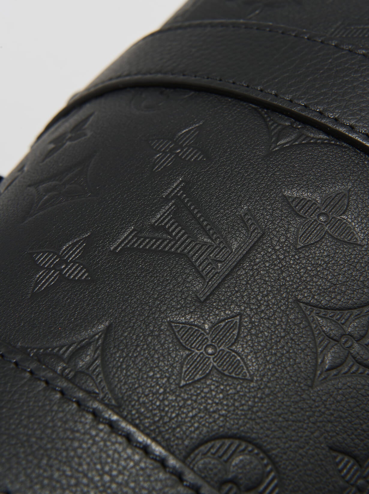 ルイ・ヴィトン」で10月に買うべき名作“黒レザーバッグ”を発見