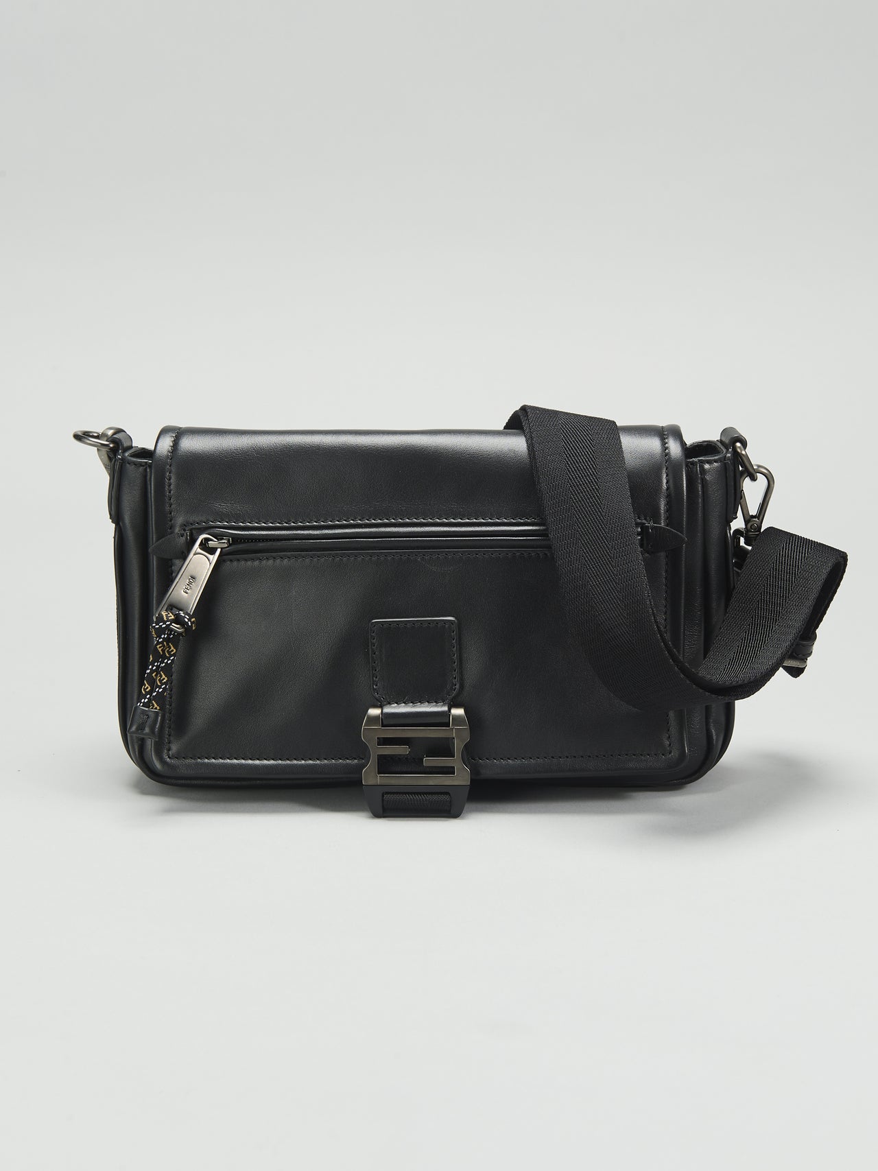 フェンディ」で春に向けて買うべき新作“黒レザーバッグ”！ モダンかつ