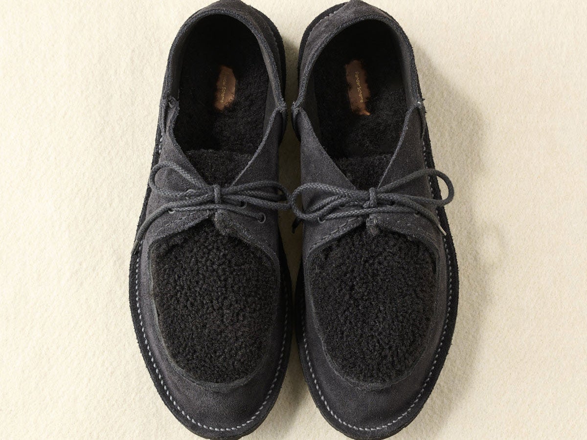 エンダースキーマの黒シューズで、装いにさりげない変化を。Hender