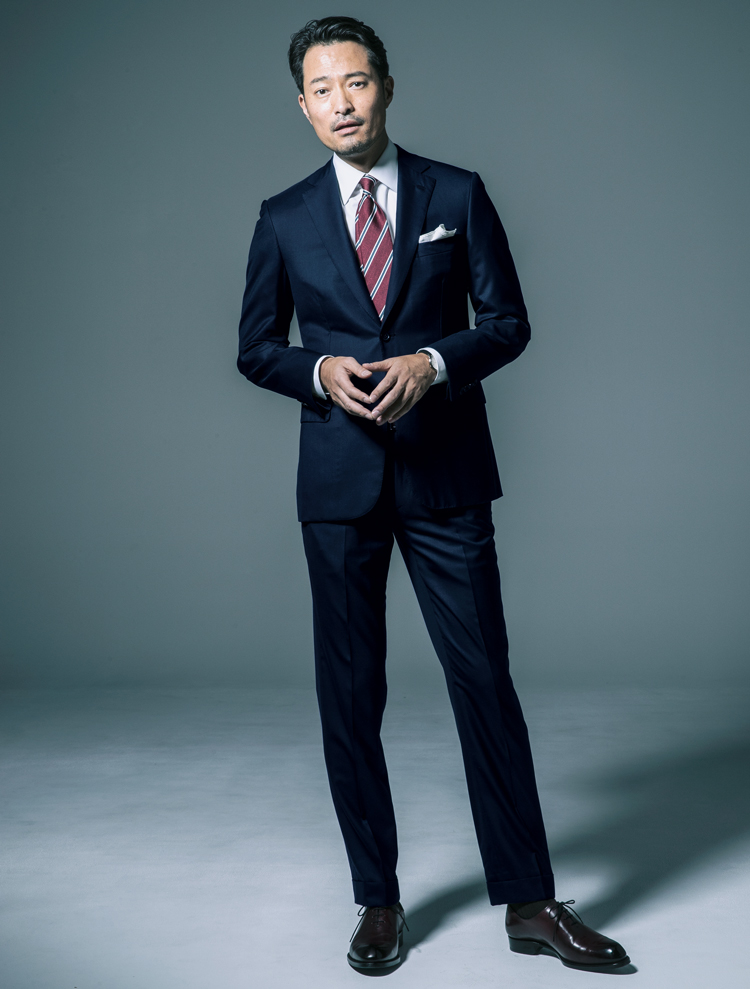 仕事でオーラを放つ！ 老舗メゾンの「極上ソリッドスーツ」4傑 | MEN'S