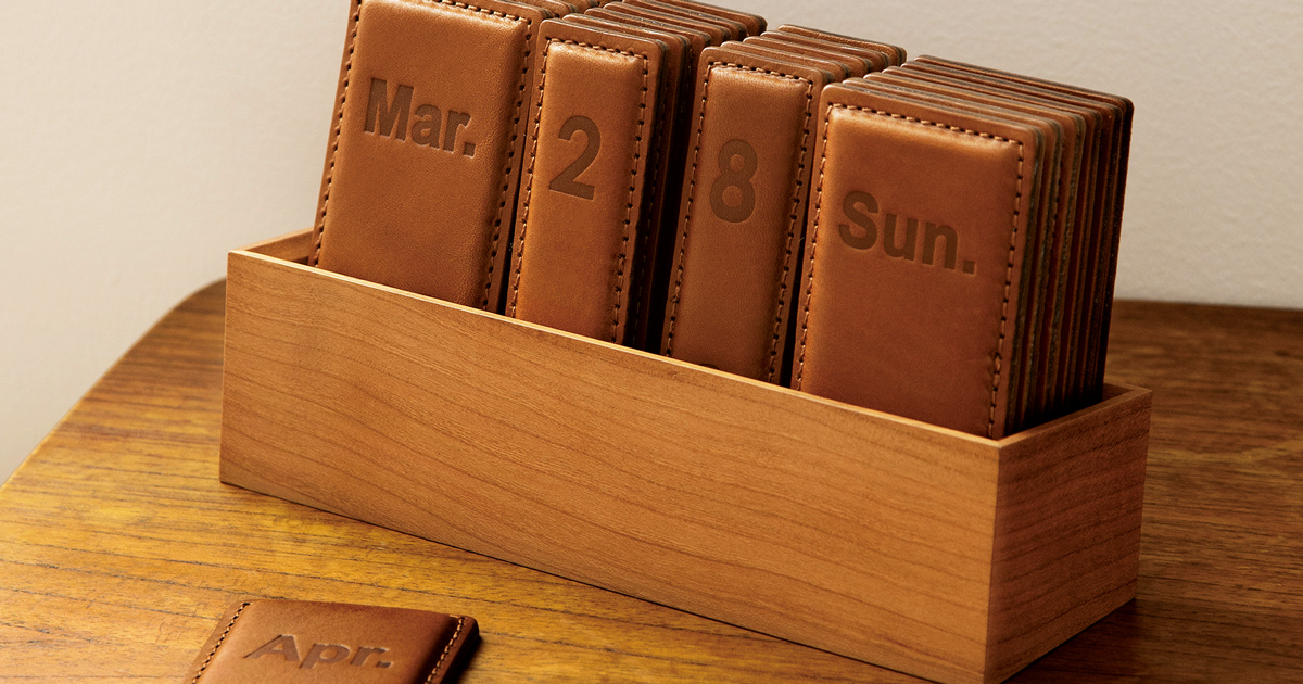土屋鞄製作所の「パーペチュアル レザーカレンダー」で、毎日を大切に