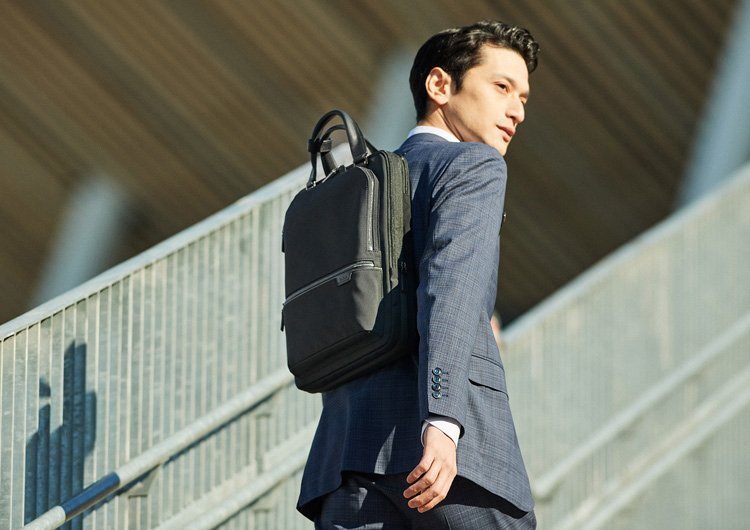 今季のTUMIは“背負えるビジネスバッグ”が大豊作だ！ | MEN'S EX ONLINE |