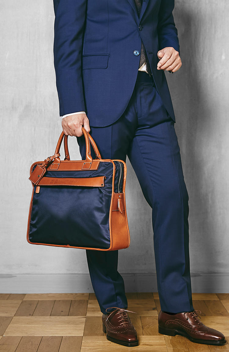 フェリージの人気鞄、ビジネスで使いやすい「紺×茶」を型違いで持ち