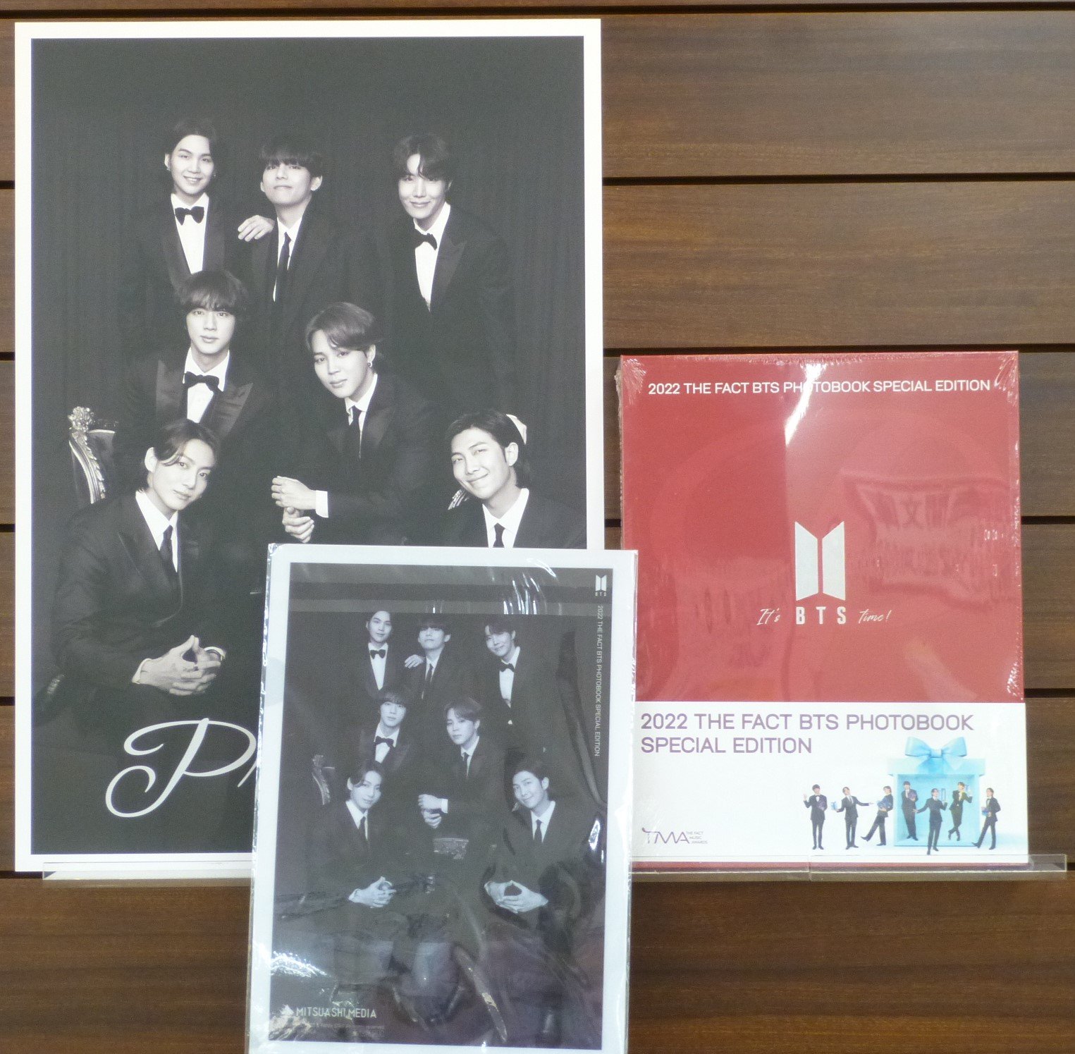 2022 THE FACT BTS PHOTOBOOK SPECIAL EDITION』好評発売中