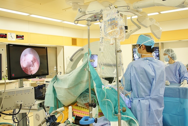 脊椎内視鏡下手術「負担の少ない手術で早期の社会復帰！」 | 社会医療