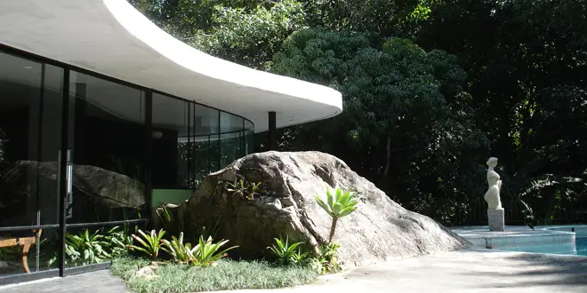 The Oscar Niemeyer Das Canoas House Is a Perfect Example of