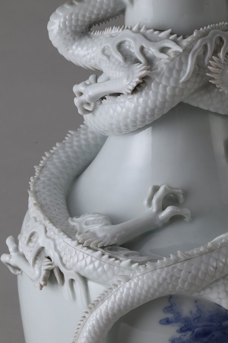 獅子と龍の彫刻陶器壺 染付龍刻唐獅子牡丹文花瓶 ｜ みかわち焼 三川内