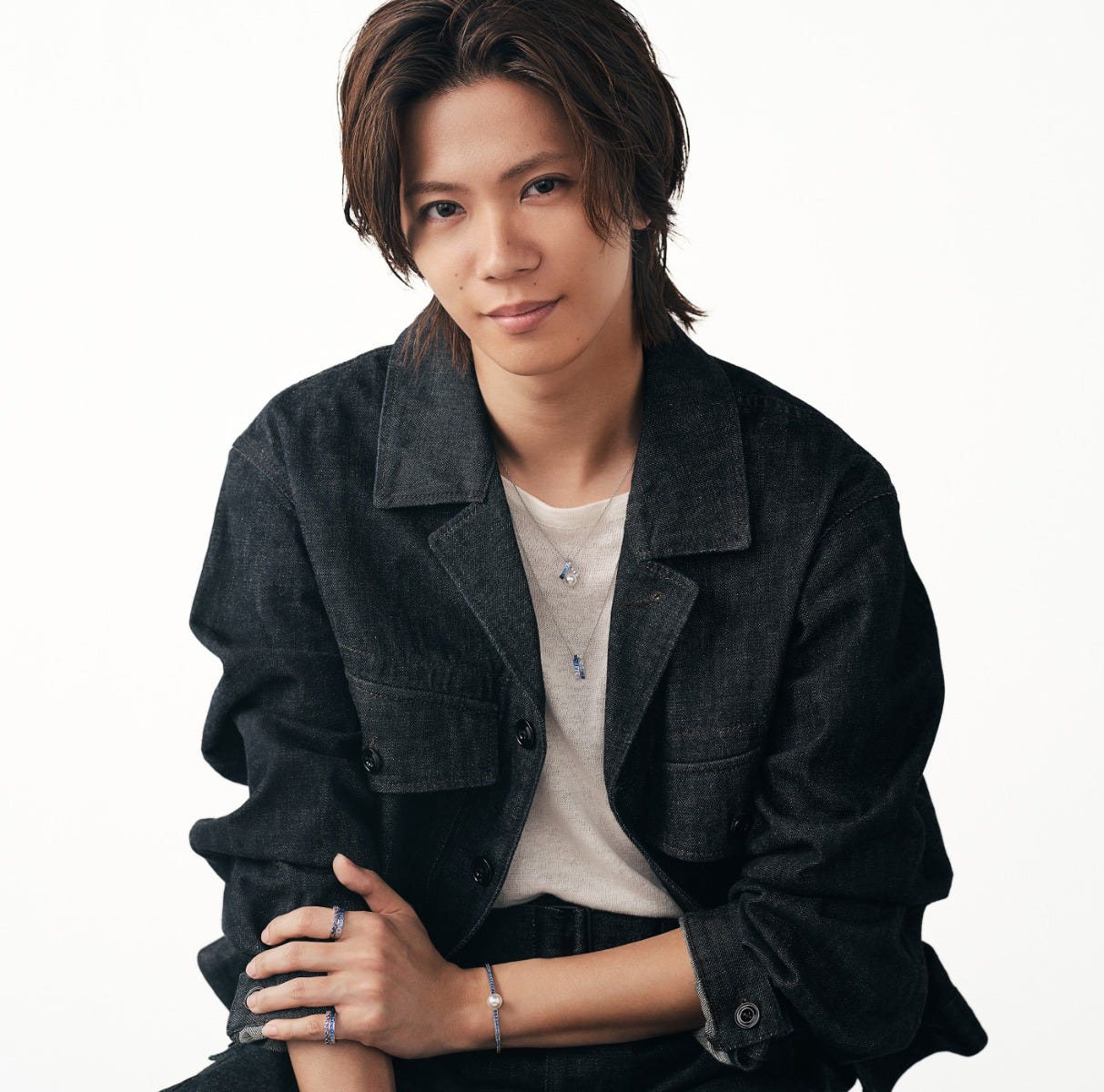 神宮寺勇太さんが「Mikimoto Ocean」の新作ジュエリーを纏って登場