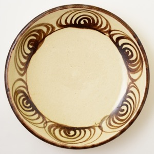 瀬戸本業窯 馬の目皿 9寸 鉄（焦茶） ｜ みんげい おくむら （日本と