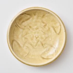 瀬戸本業窯 黄瀬戸櫛書き 7.5寸皿 ｜ みんげい おくむら （日本と世界