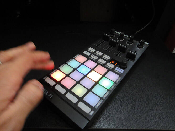 新世代のDJプレイを切り拓く、NI TRAKTOR KONTROL F1が店頭で体感でき