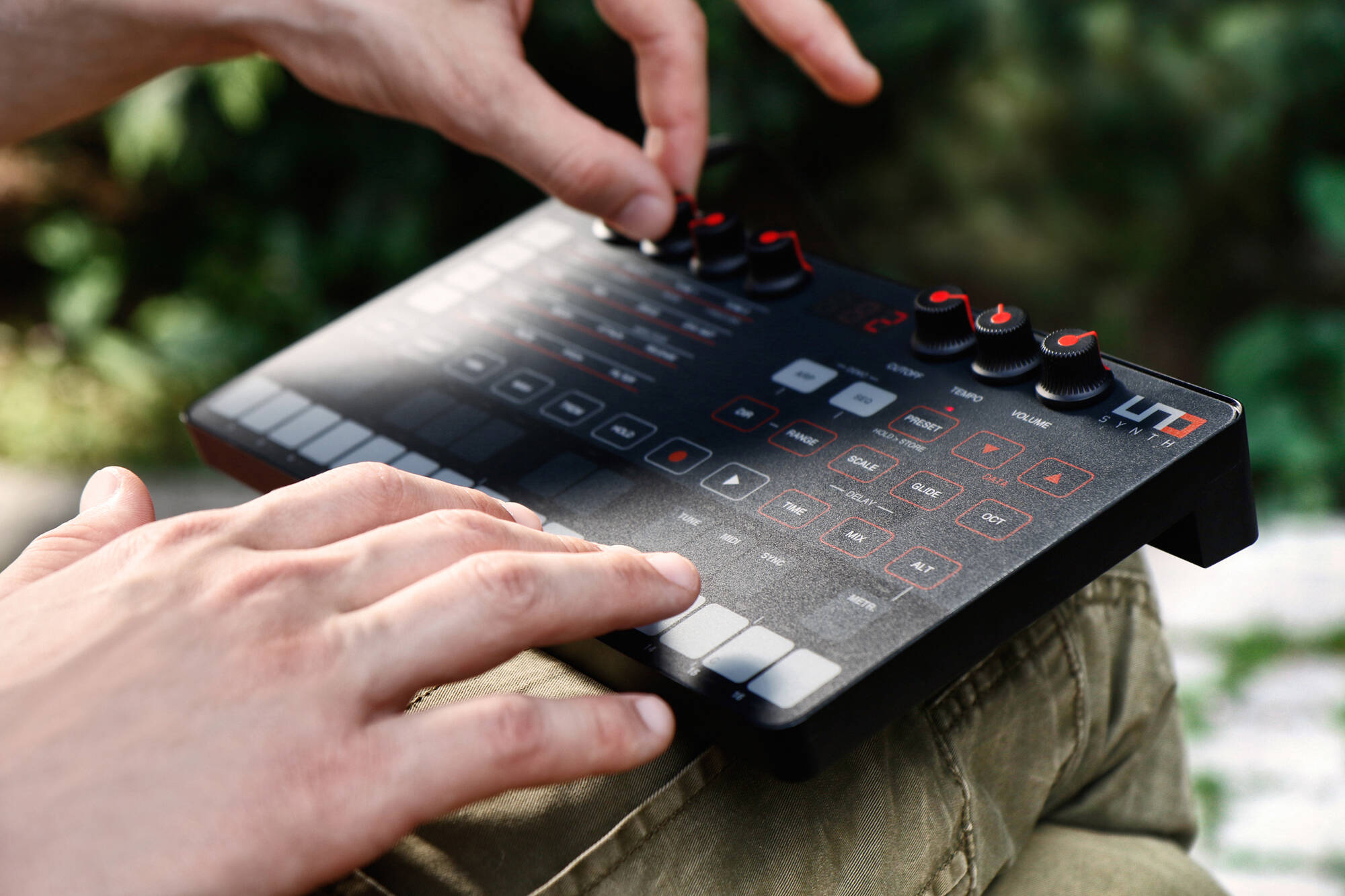 IK Multimedia UNO Synth/UNO Drumが30% OFF！さらにSyntronikが