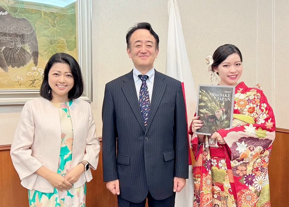 在マレーシア日本国大使館にて駐マレーシア特命全権大使 髙橋克彦様に