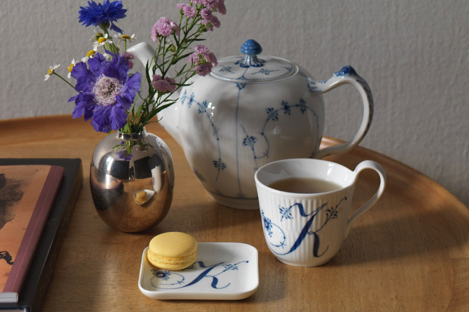 ロイヤル コペンハーゲン〉アルファベット コレクションに“スモール