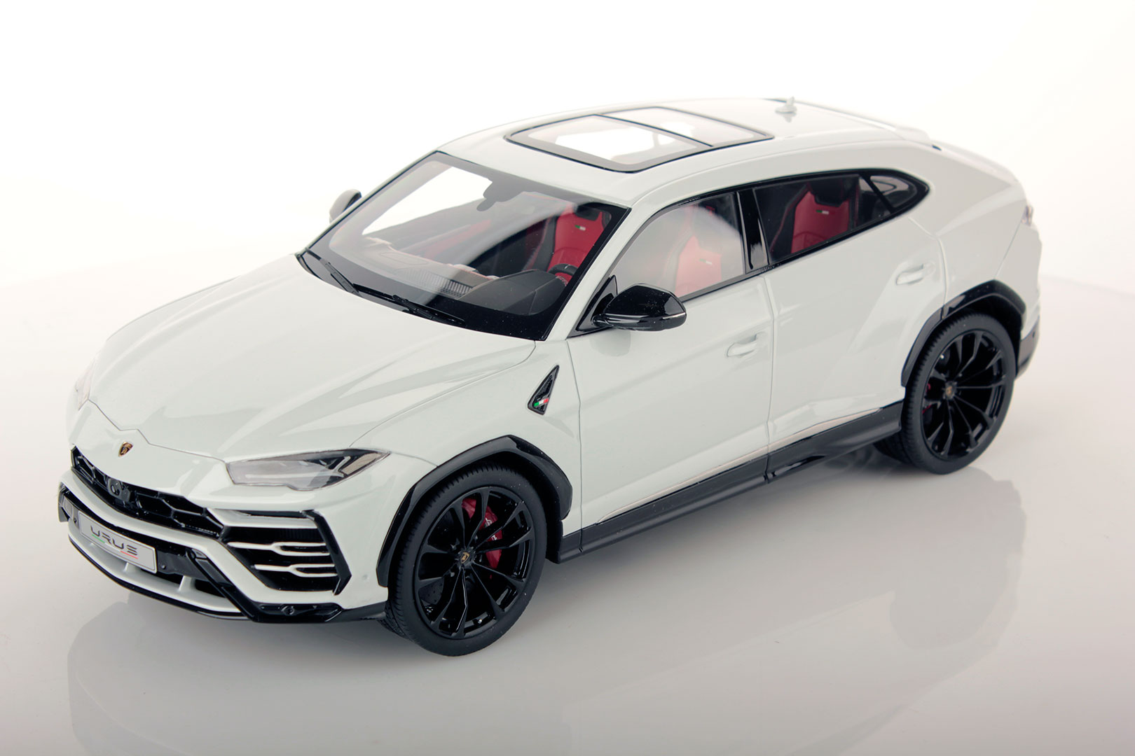 lamborghini-urus-white_02.jpg