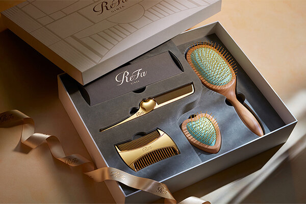 ゴールドコーティングを贅沢に施したヘアブラシとコームを4点セットに