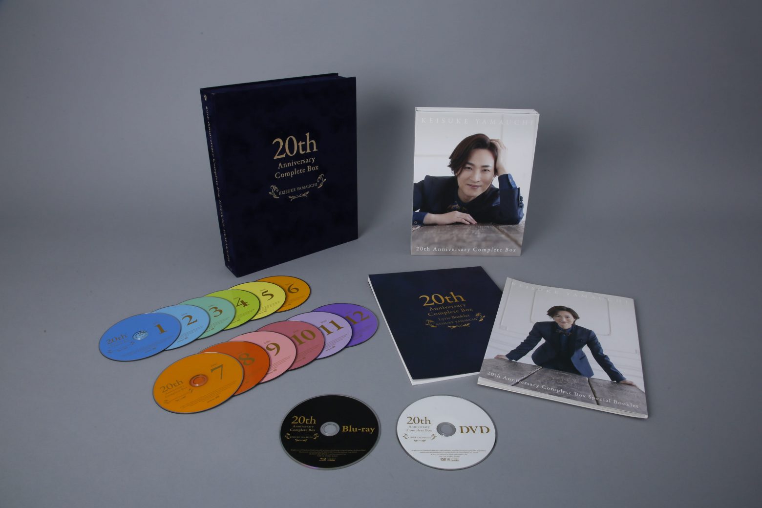 山内惠介がCDプレス工場訪問、20セット限定で直筆サイン入り20周年記念